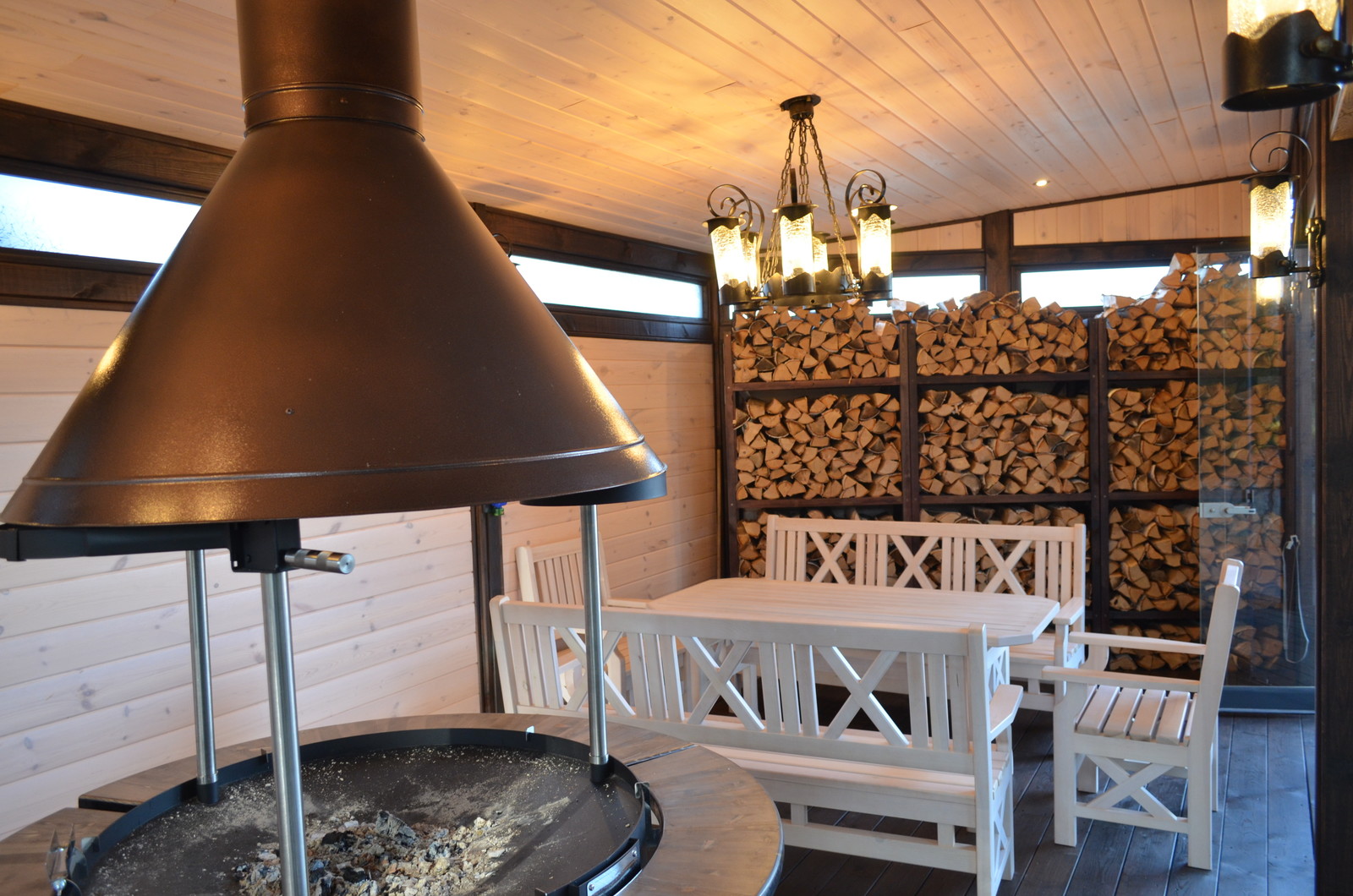 Беседка с грилем и безрамным остеклением