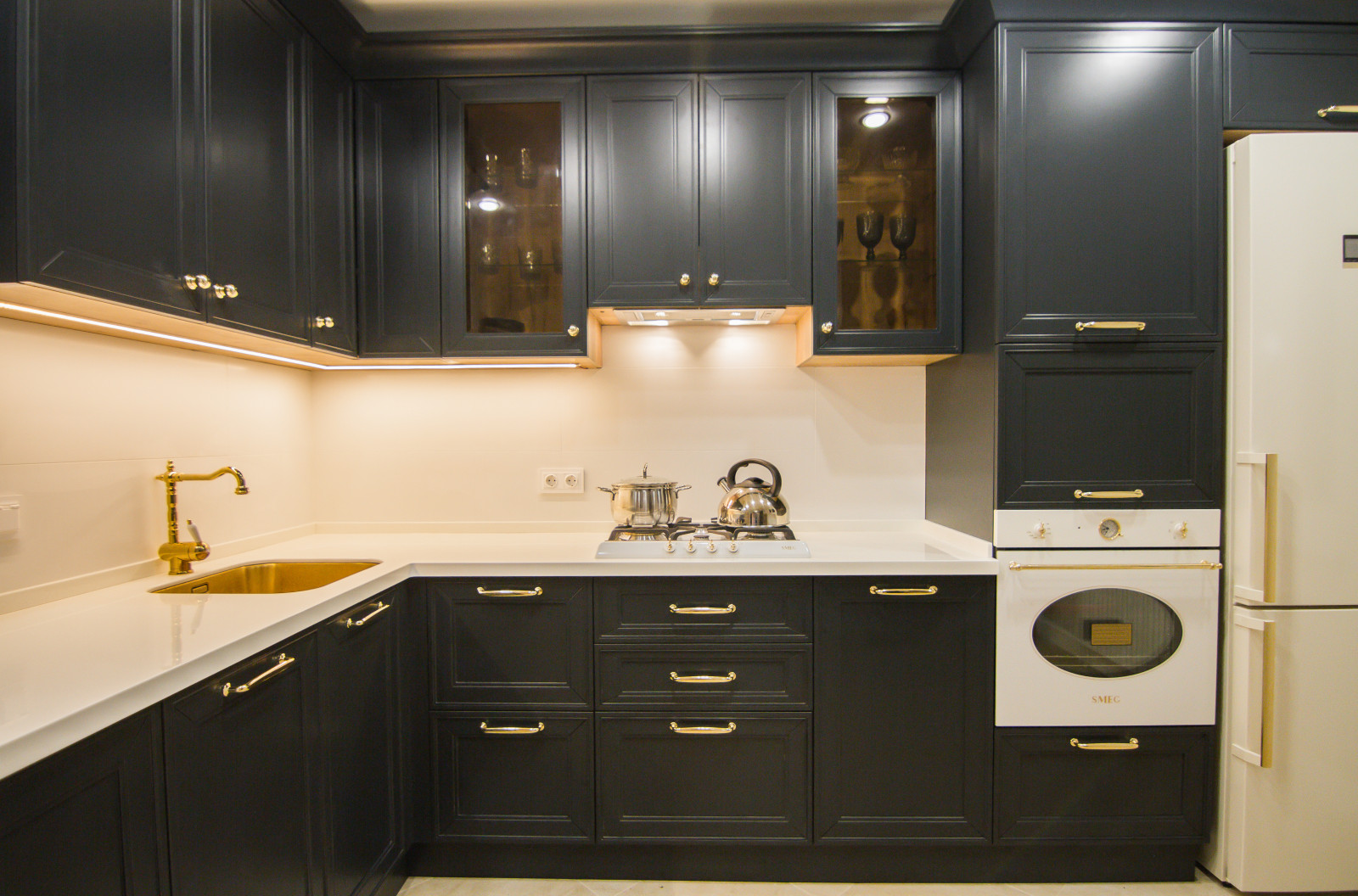 Черная кухня в стиле неоклассика