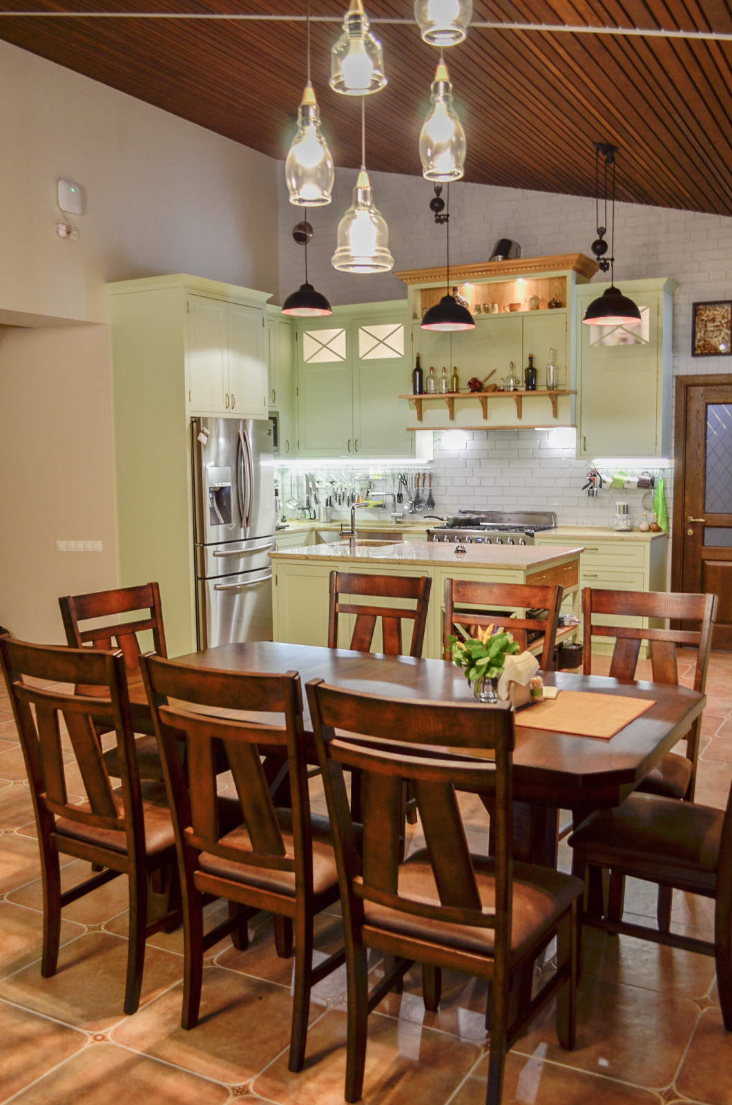 Нежно-зеленая кухня в американском стиле с островом