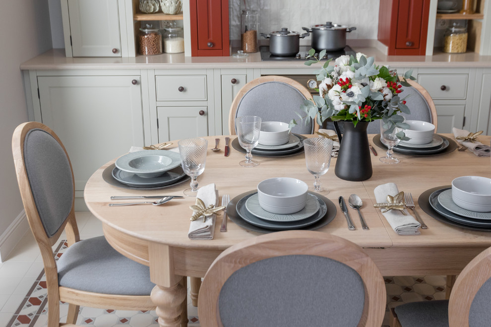 Классическая кухня в американском стиле с яркими акцентами