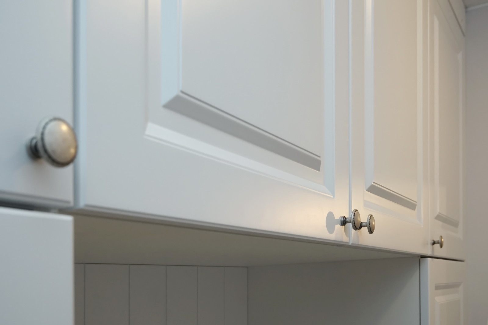 Прихожая, хозшкаф и ванная - всё в белом!