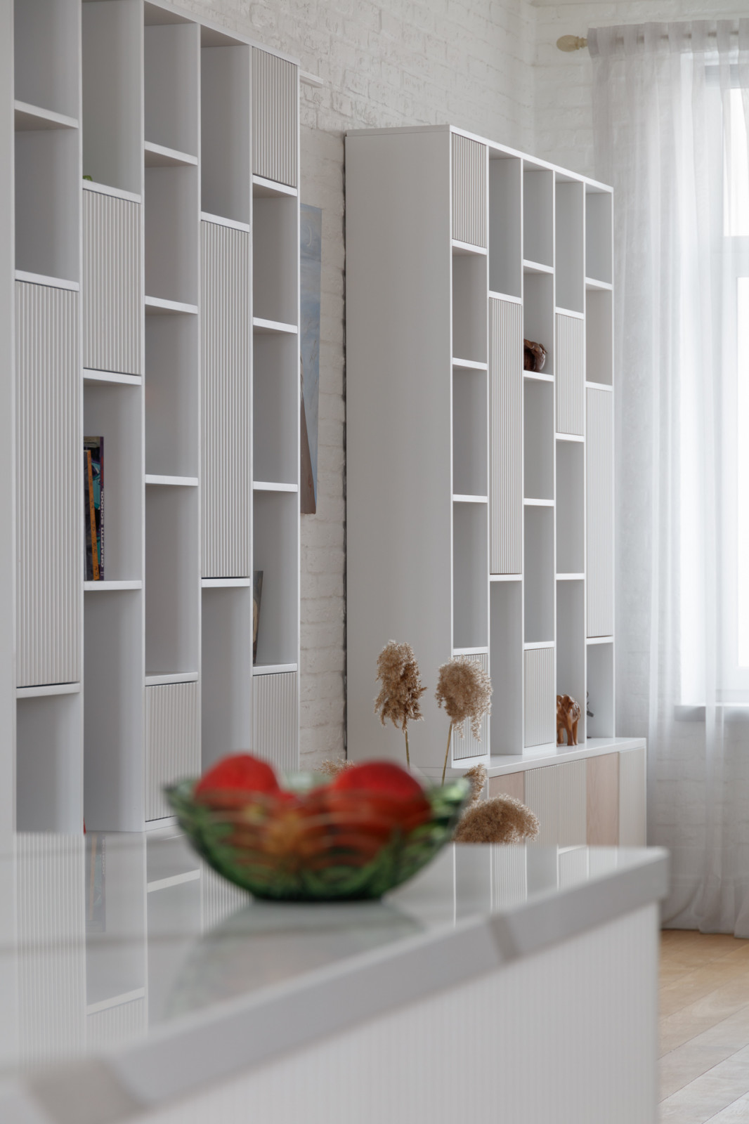 Стеллажи с фрагментом кухни