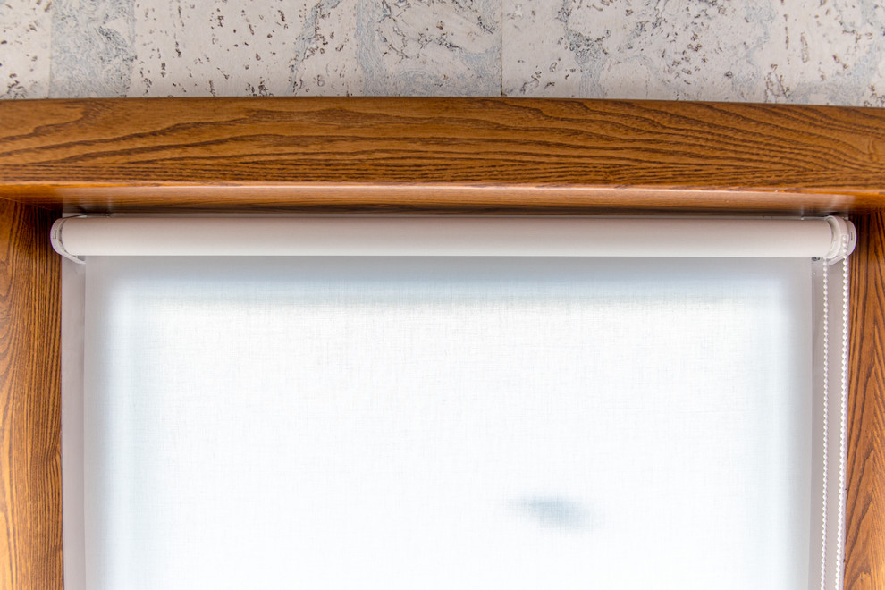 Рулонные шторы на створку окна. Проект на Яхте