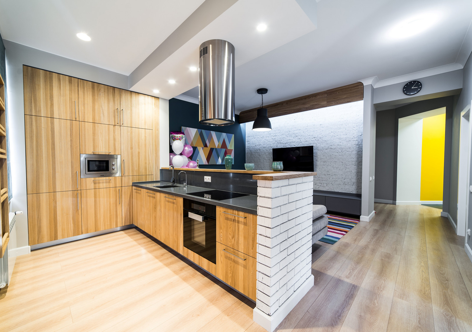 Обложка проекта: Кухня в современном стиле с фасадами из массива