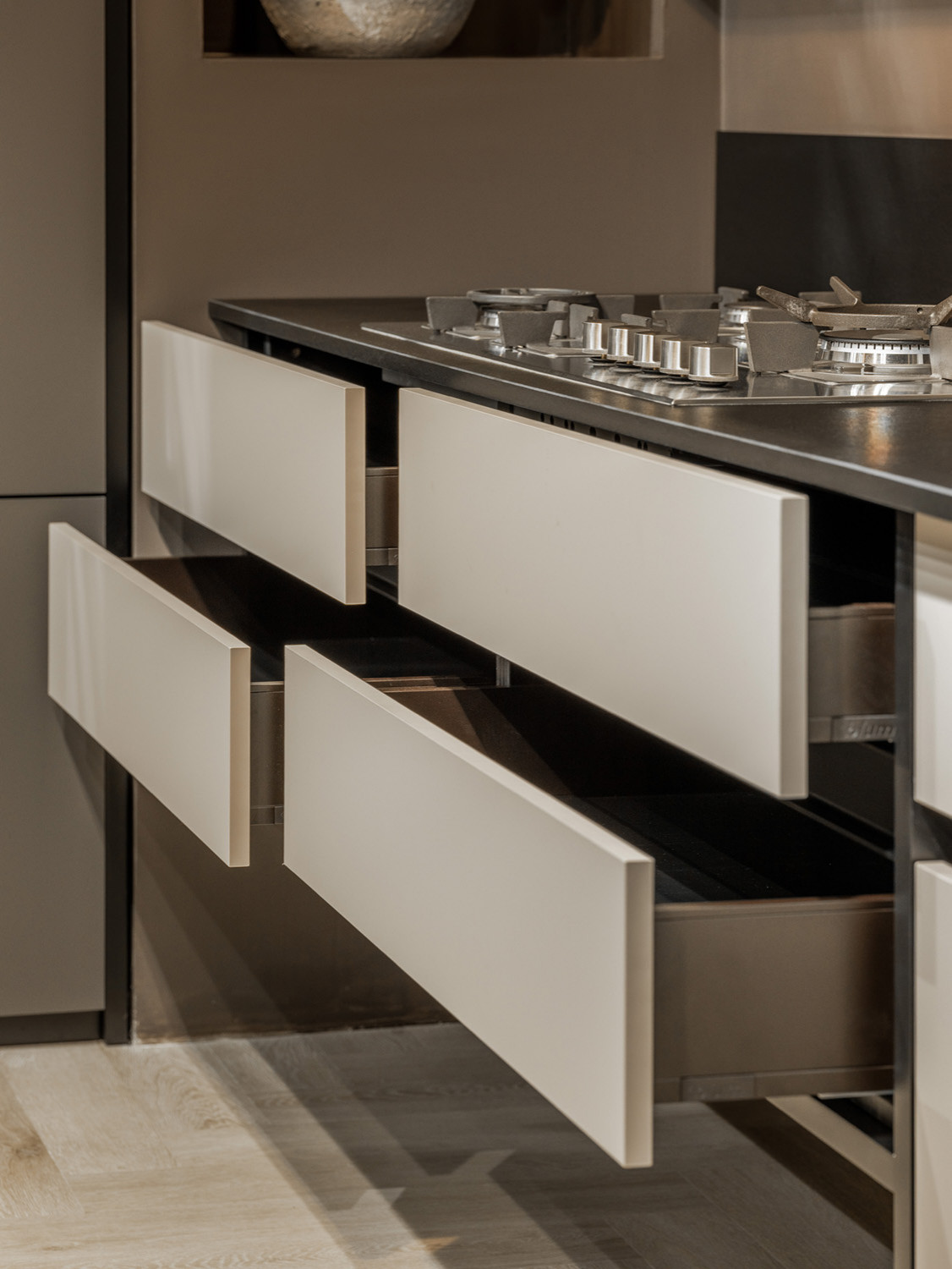 Кухня в ручкой Gola