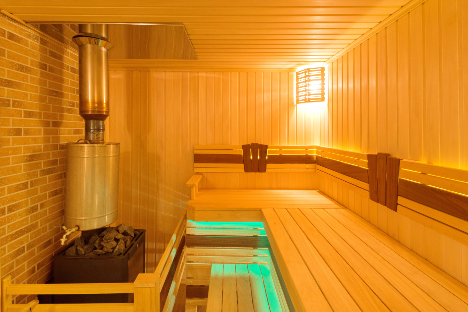Парилка в доме-бане из клееного бруса
