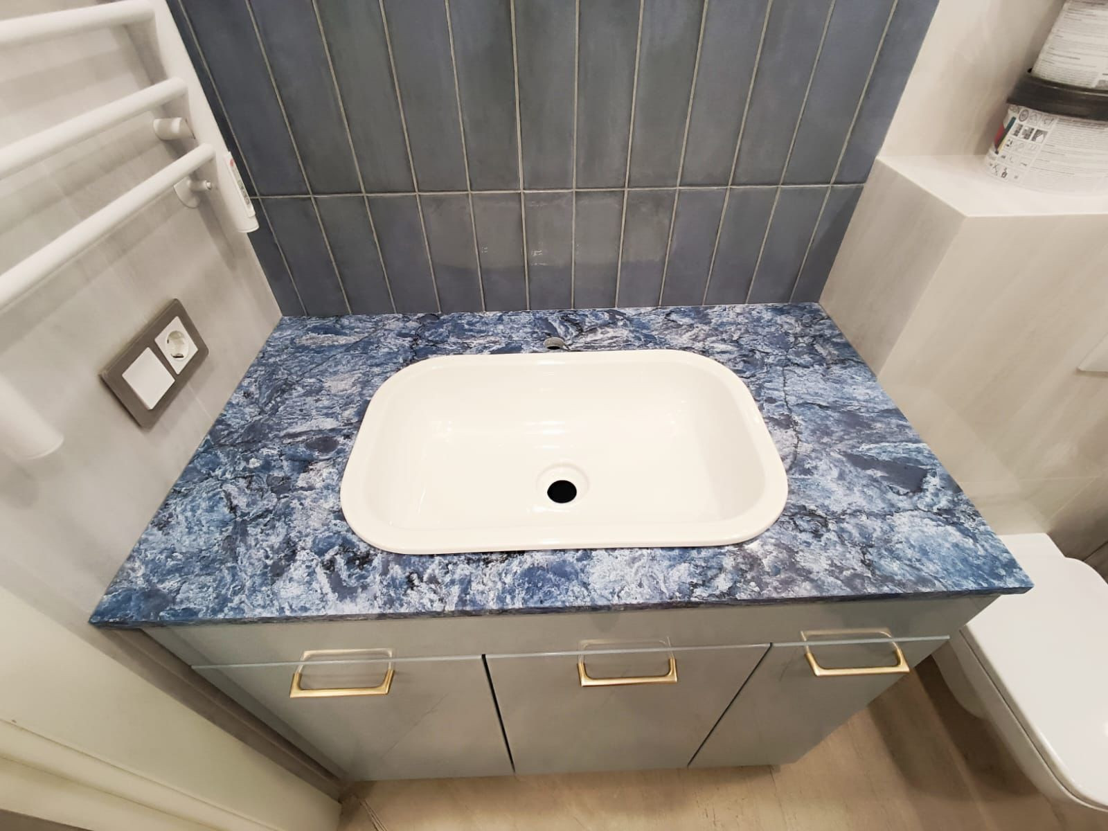 Обложка проекта: Столешницы в сан.узлах из остатков кварцевого агломерата и акрилового камня!