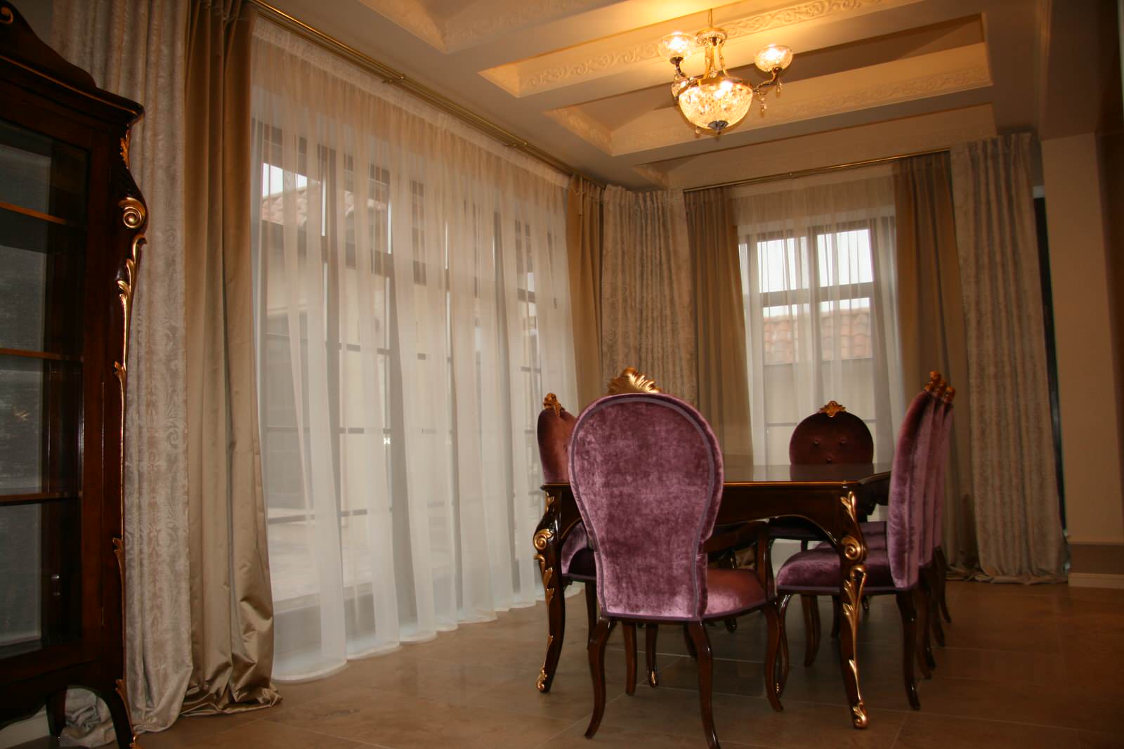 Классические шторы в загородный дом