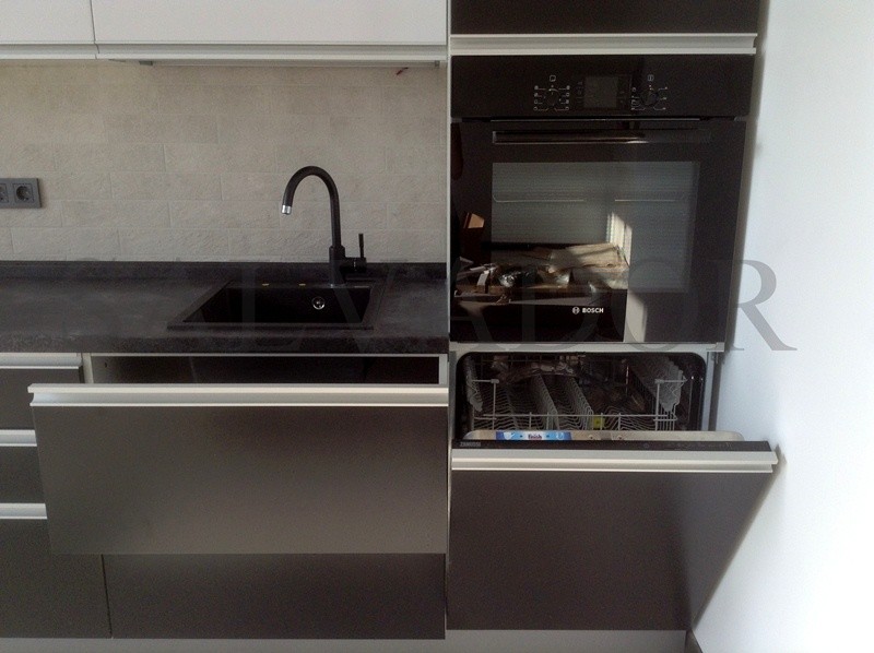 Линейная кухня в современном стиле