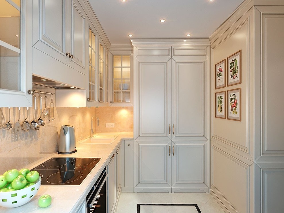 У Ростральных колонн