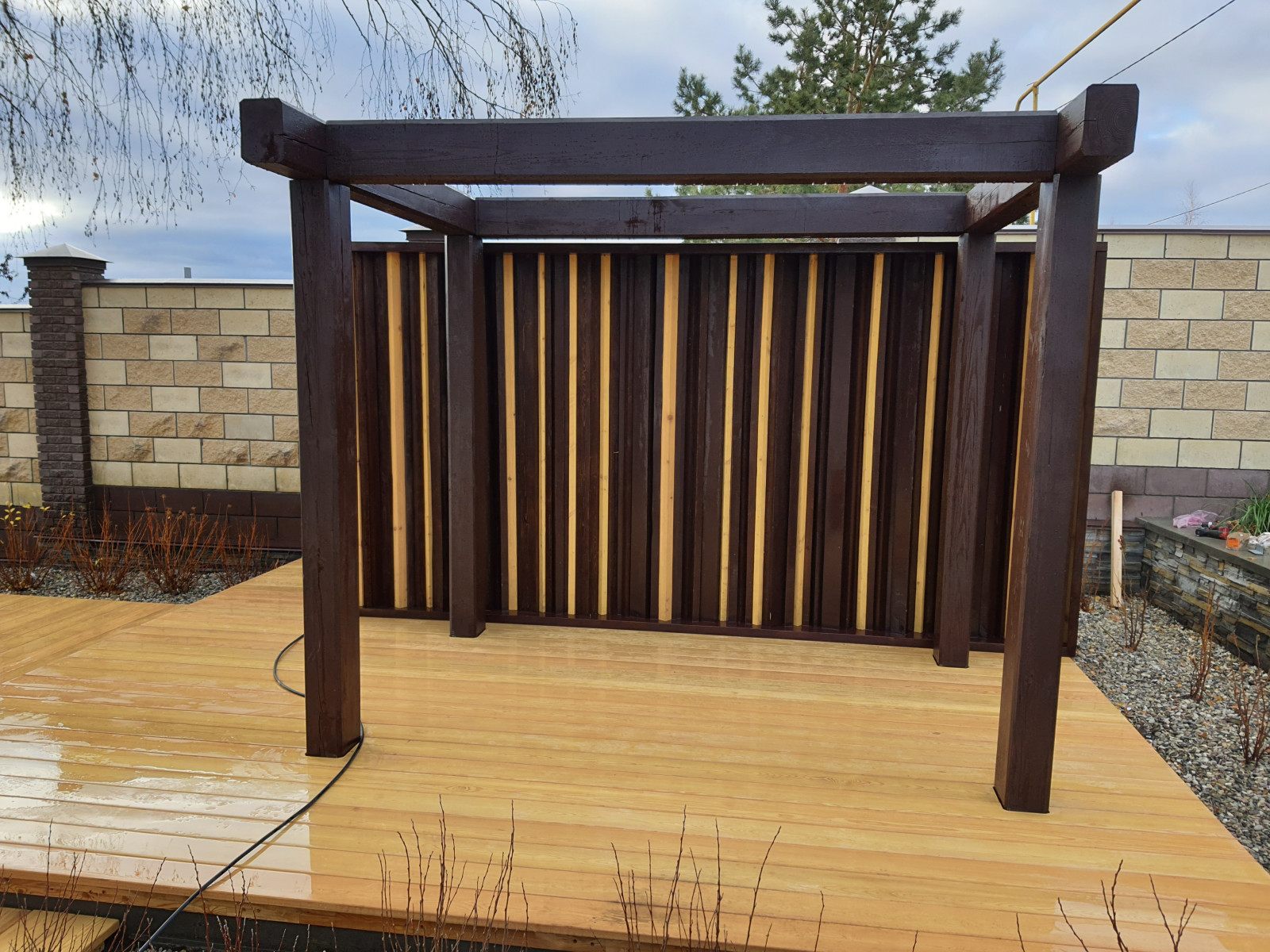 Натуральное дерево в саду