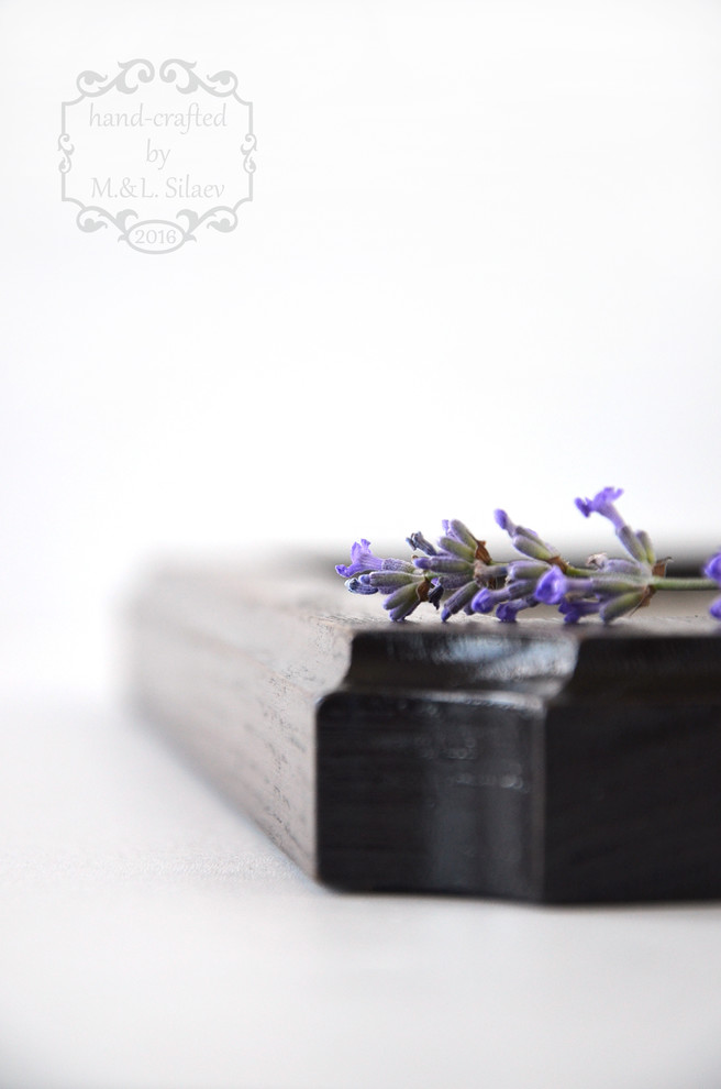 Графика на дубе "Алиса в зазеркалье" для украшения интерьера.