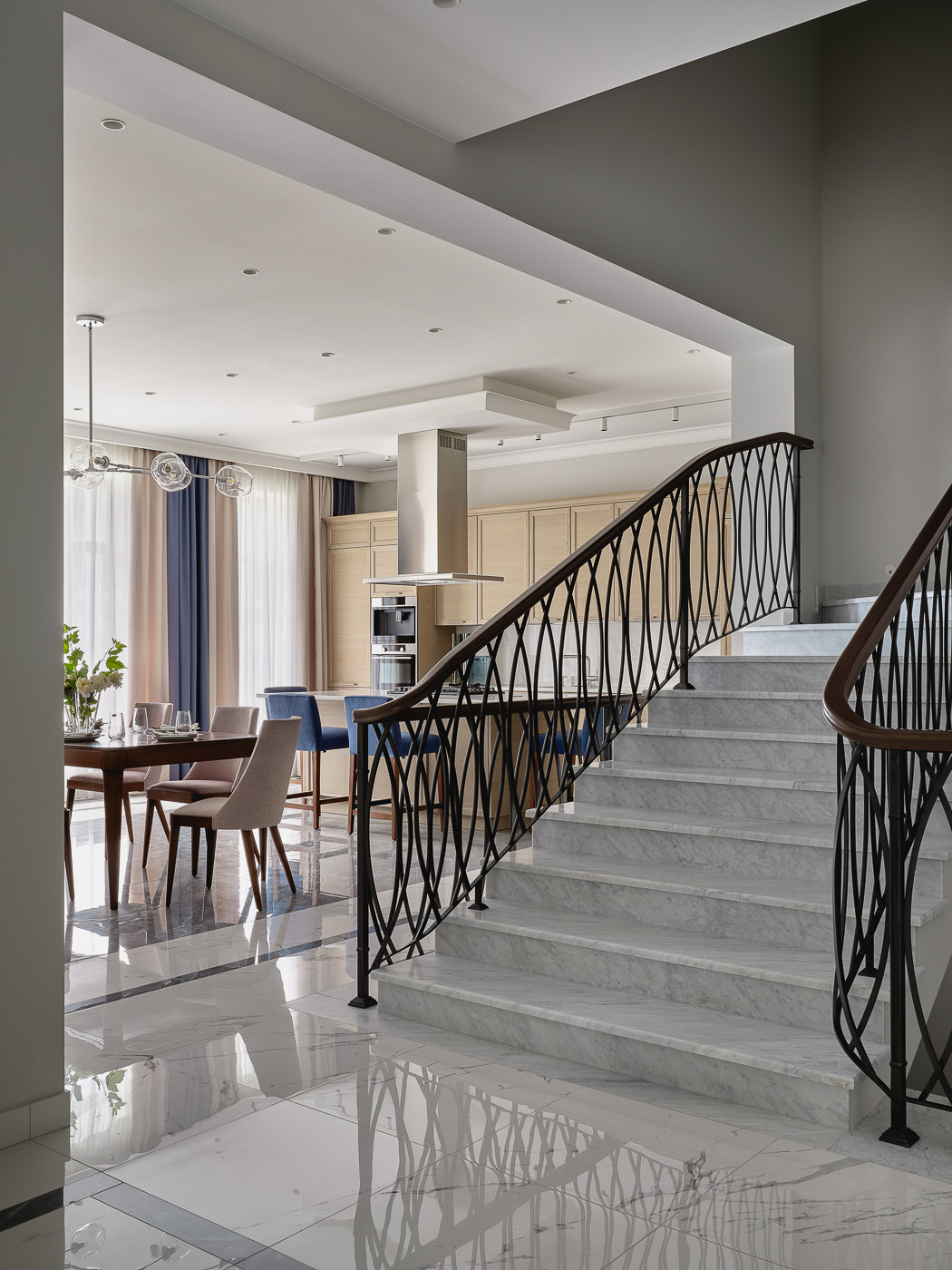 Вид на кухню-гостиную с лестниуы