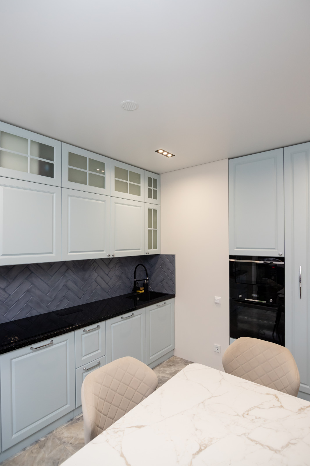 Кухня в серо-голубом цвете с барной стойкой