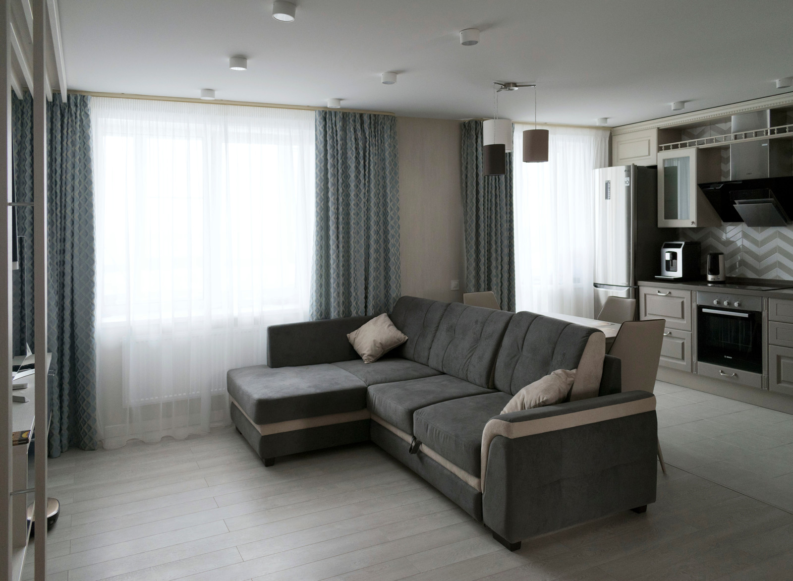 Прямые шторы в современном стиле.