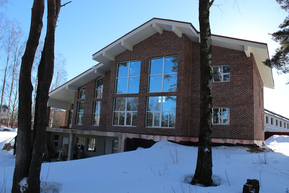 Большой загородный дом с видом на лес.