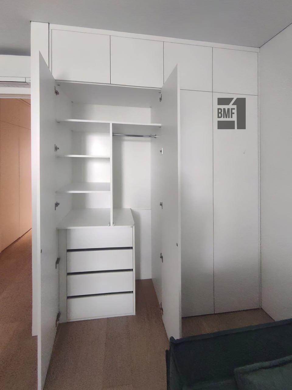 Распашной шкаф в спальню 55803-3