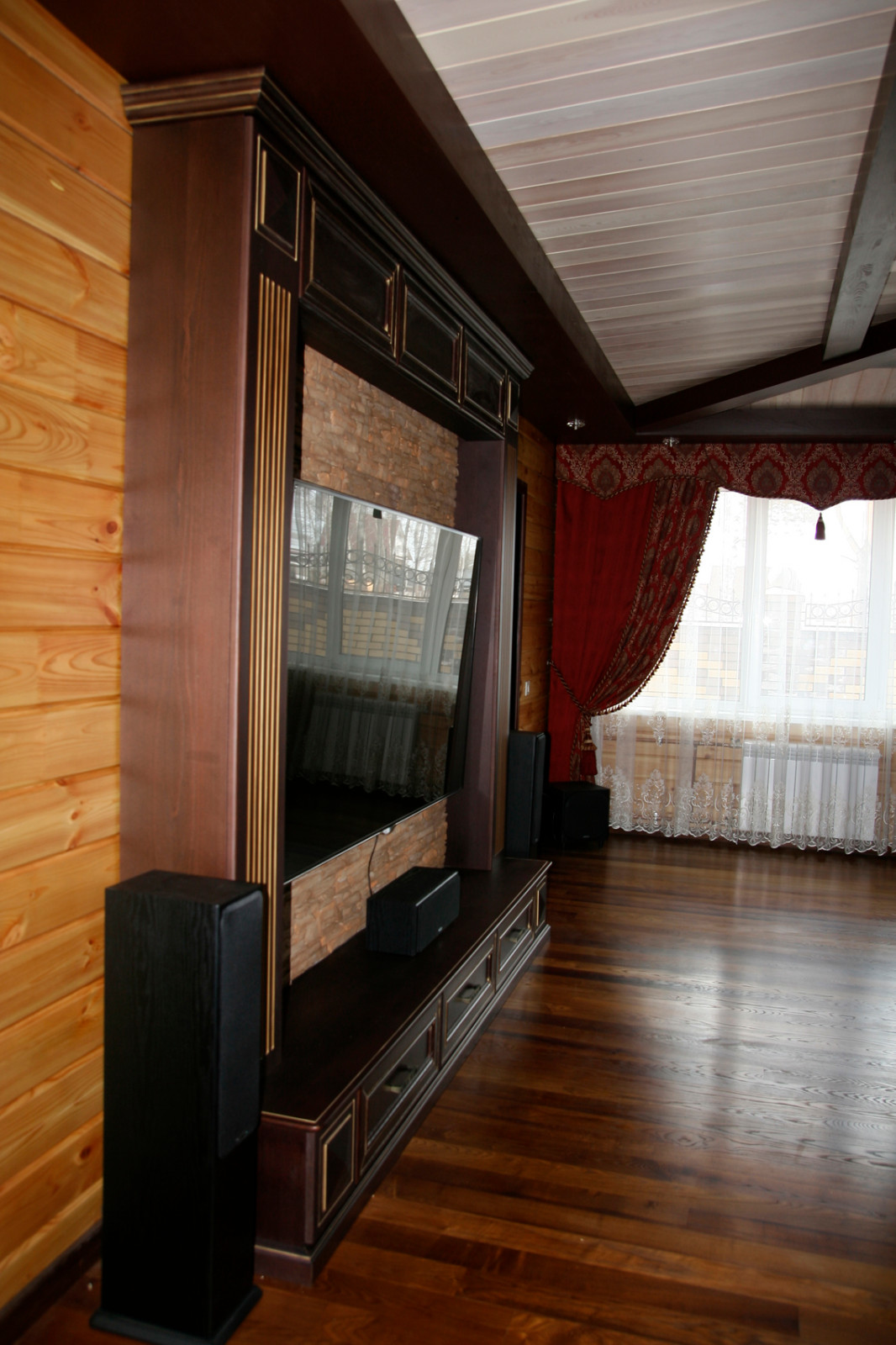 Гостиная в коттедже из клееного бруса