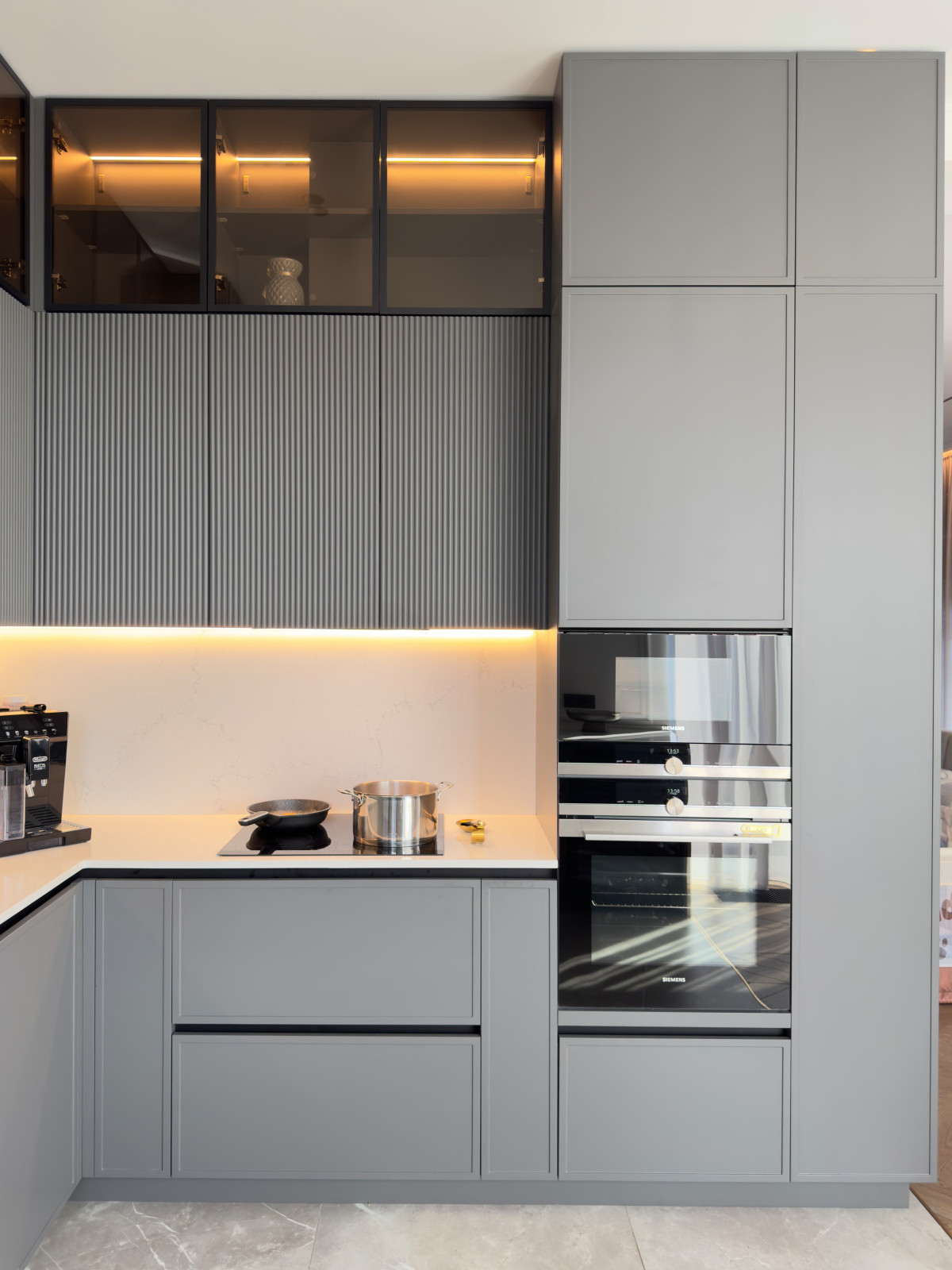 Кухня с кладовой в загородном доме