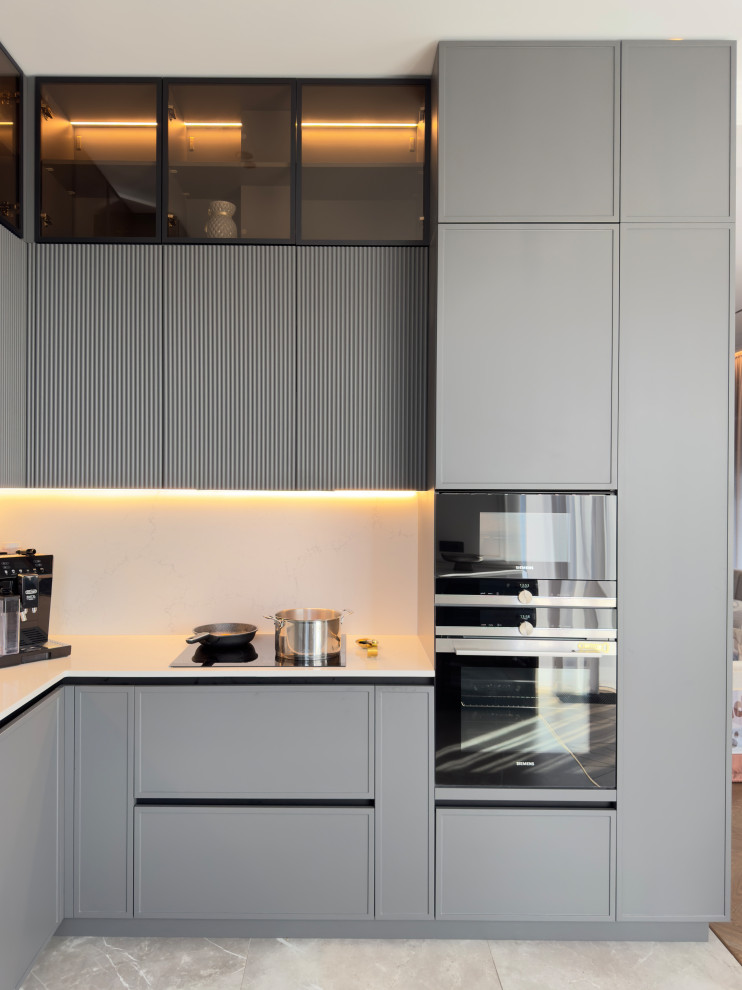 Кухня с кладовой в загородном доме