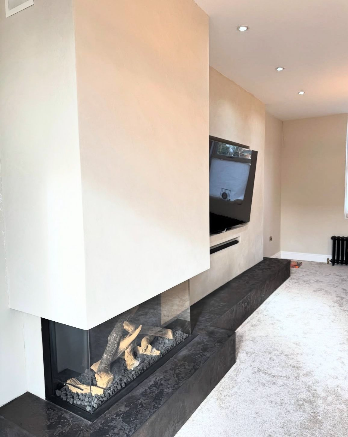 Оформление зоны камина с использованием декоративной штукатурки