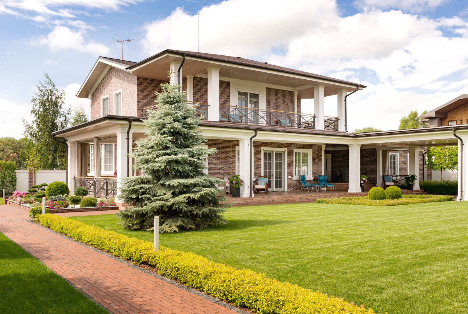 Дом с колоннадой