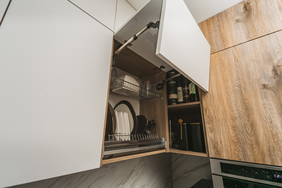 Светлая кухня с древесным декором