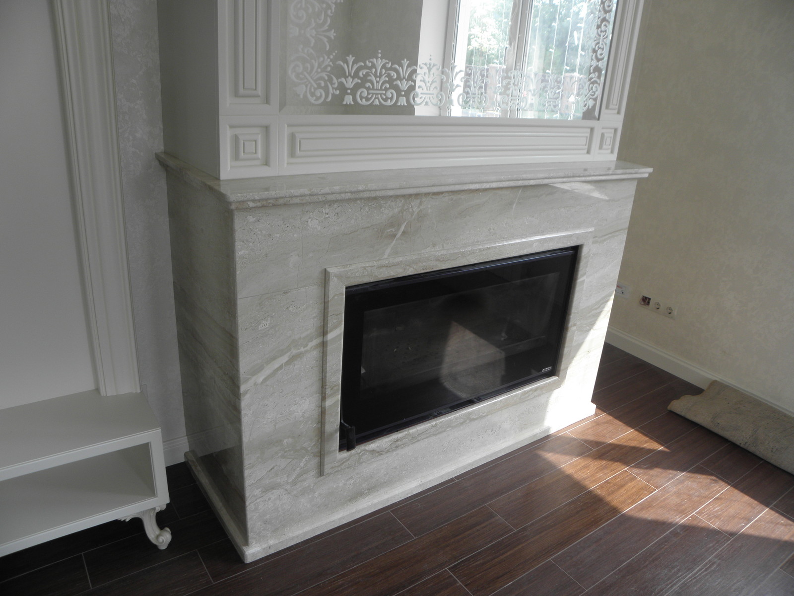 Обложка проекта: Облицовка камина из мрамора Crema Marfil