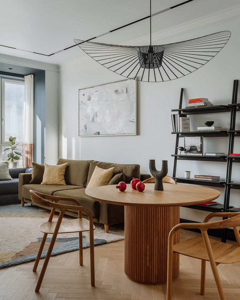 Семейная квартира с красными акцентами и видом на лес