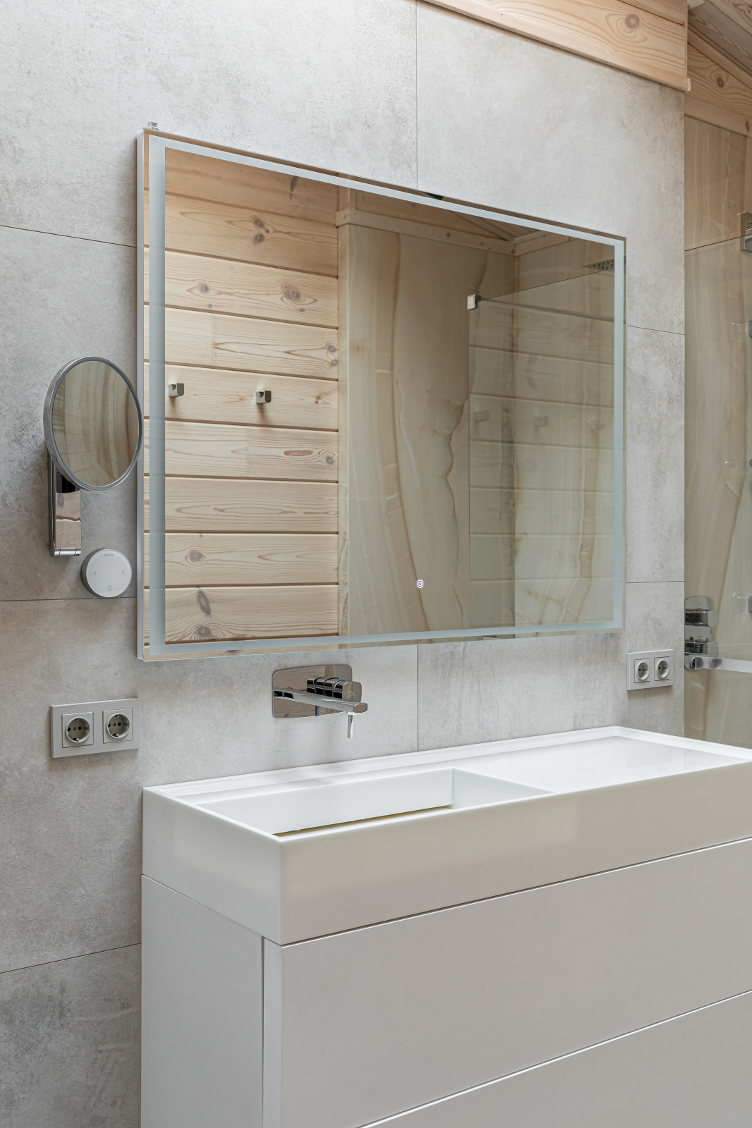 Камень внизу, дерево вверху.