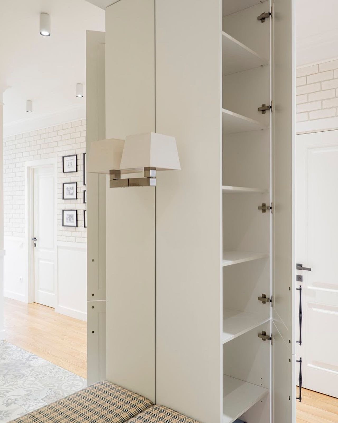 Белая прихожая в стиле неоклассика.