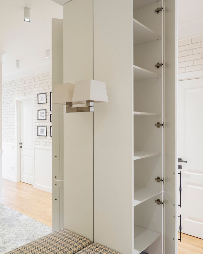 Белая прихожая в стиле неоклассика.