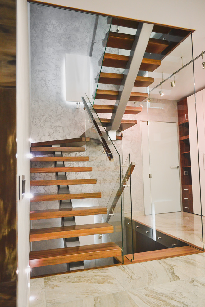 Деревянная лестница в загородном доме