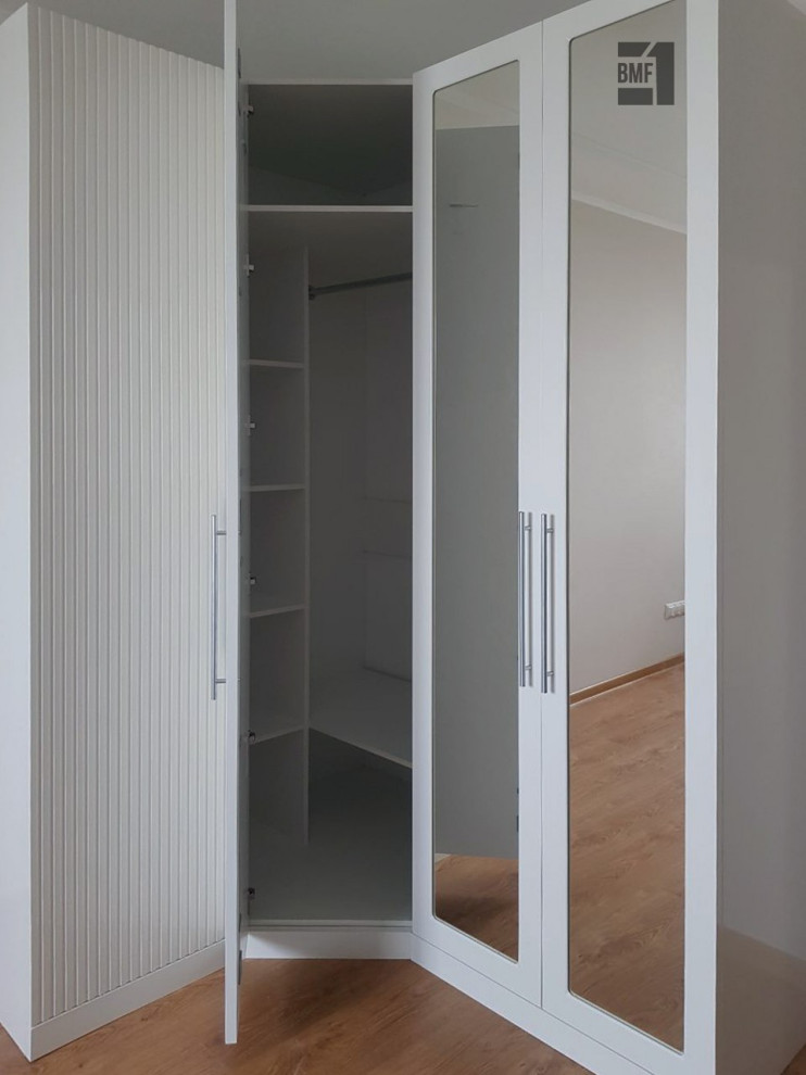 Угловой шкаф для радиусной стены