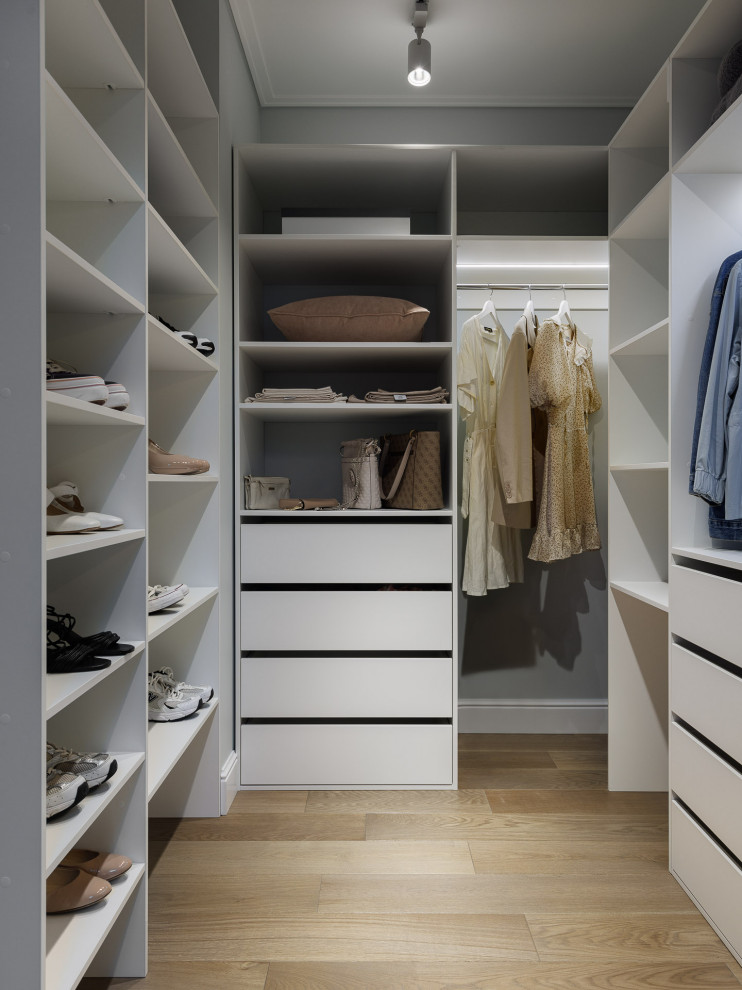 Комната молодой девушки под скатной крышей