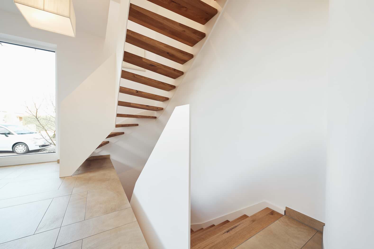 лестница из дуба с белой балюстрадой