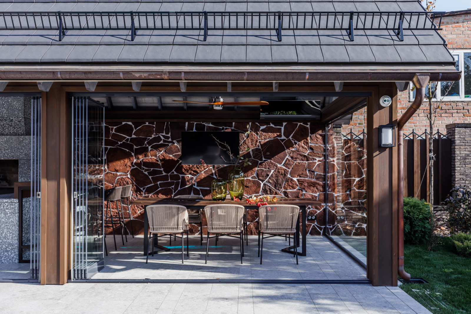 Беседка частного дома. Холодное остекление