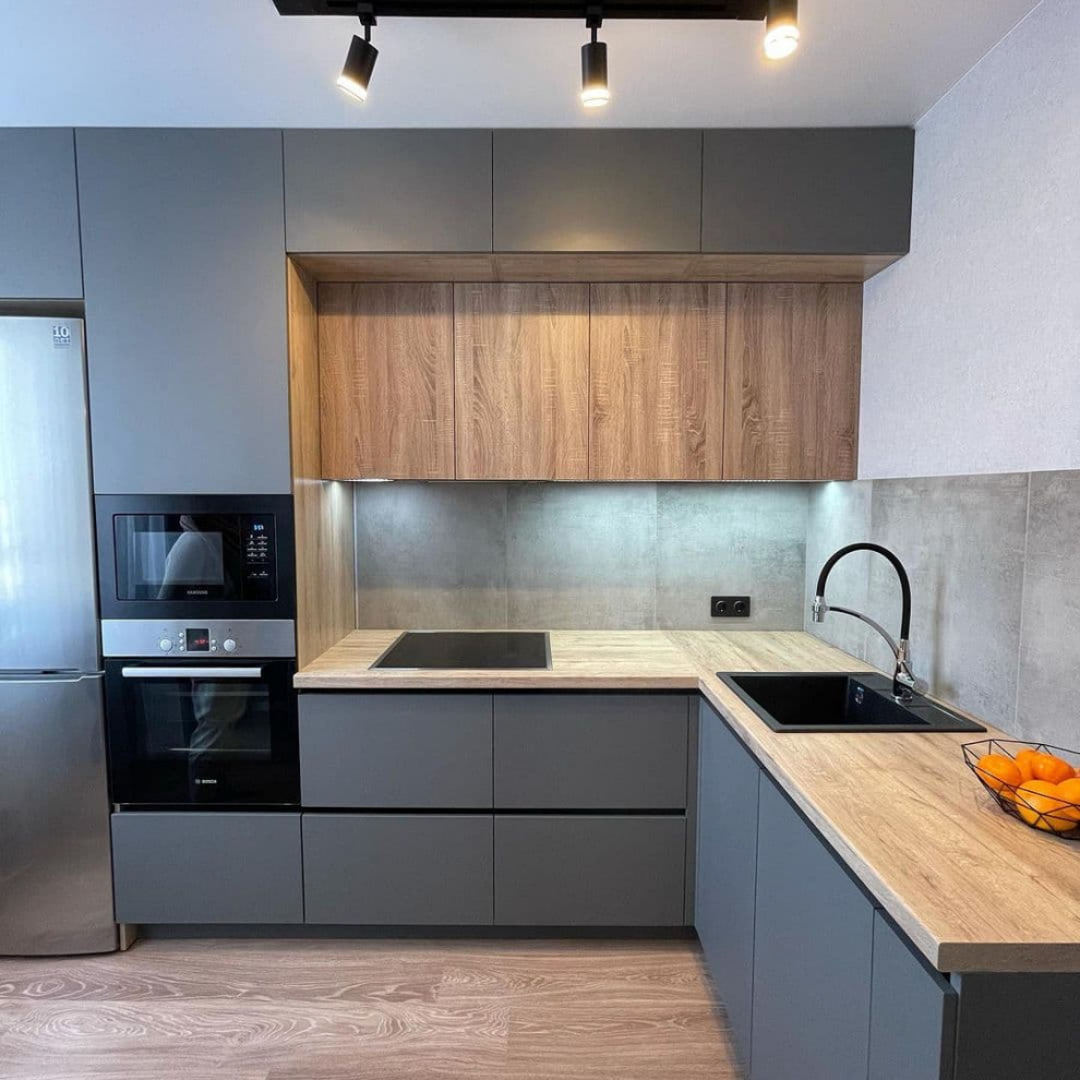 Зеленая угловая кухня под потолок со столешницей с еврозапилом