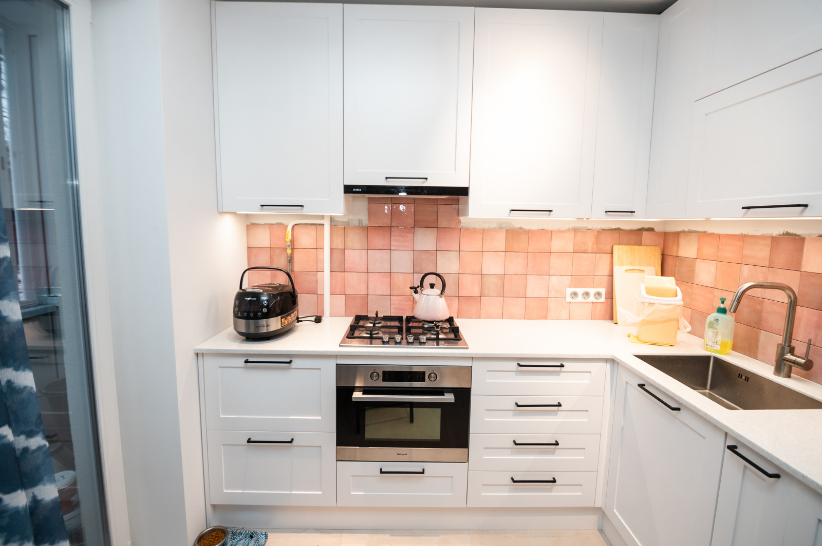 Белая небольшая кухня в стиле неоклассика