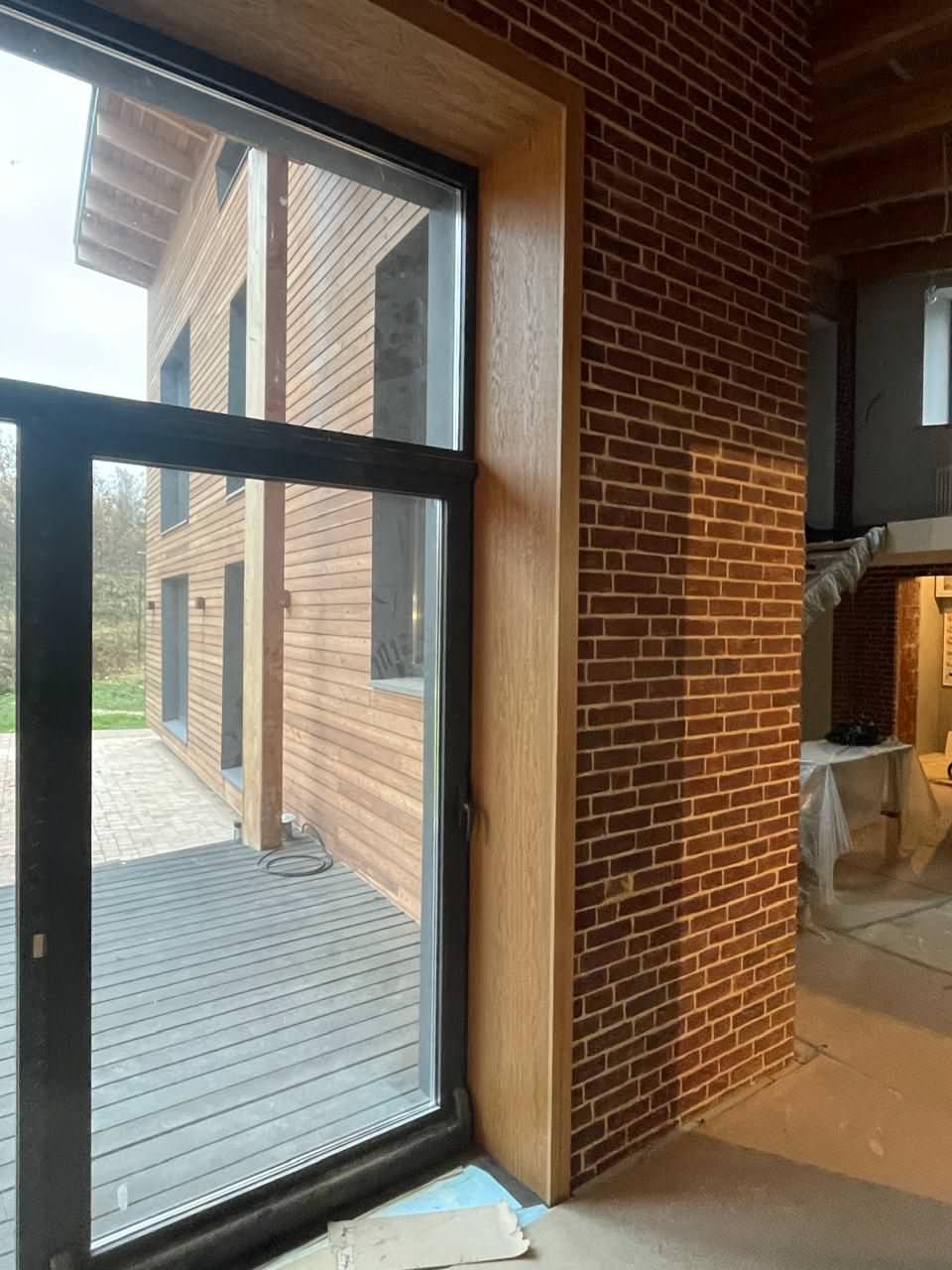 Шпонированные откосы в загородном доме