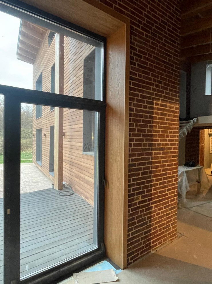 Шпонированные откосы в загородном доме