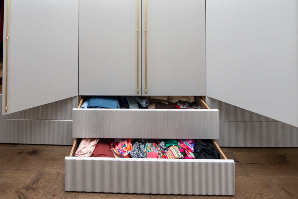 Меблировка спальни: шкаф, стеллаж и стол-подоконник