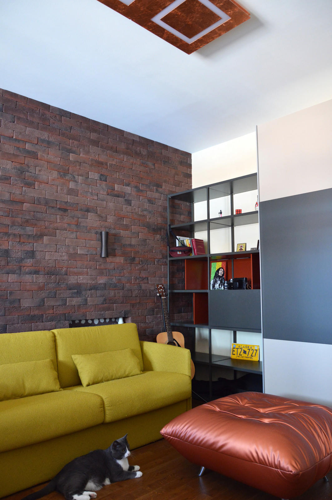 Комната для творческого молодого человека на пороге совершеннолетия.