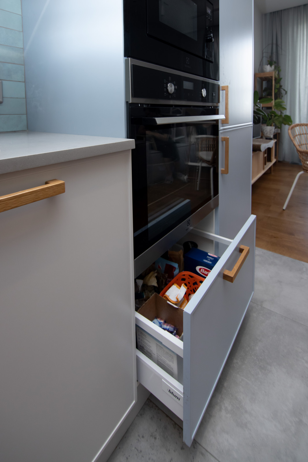 Светлая кухня в неоклассическом стиле