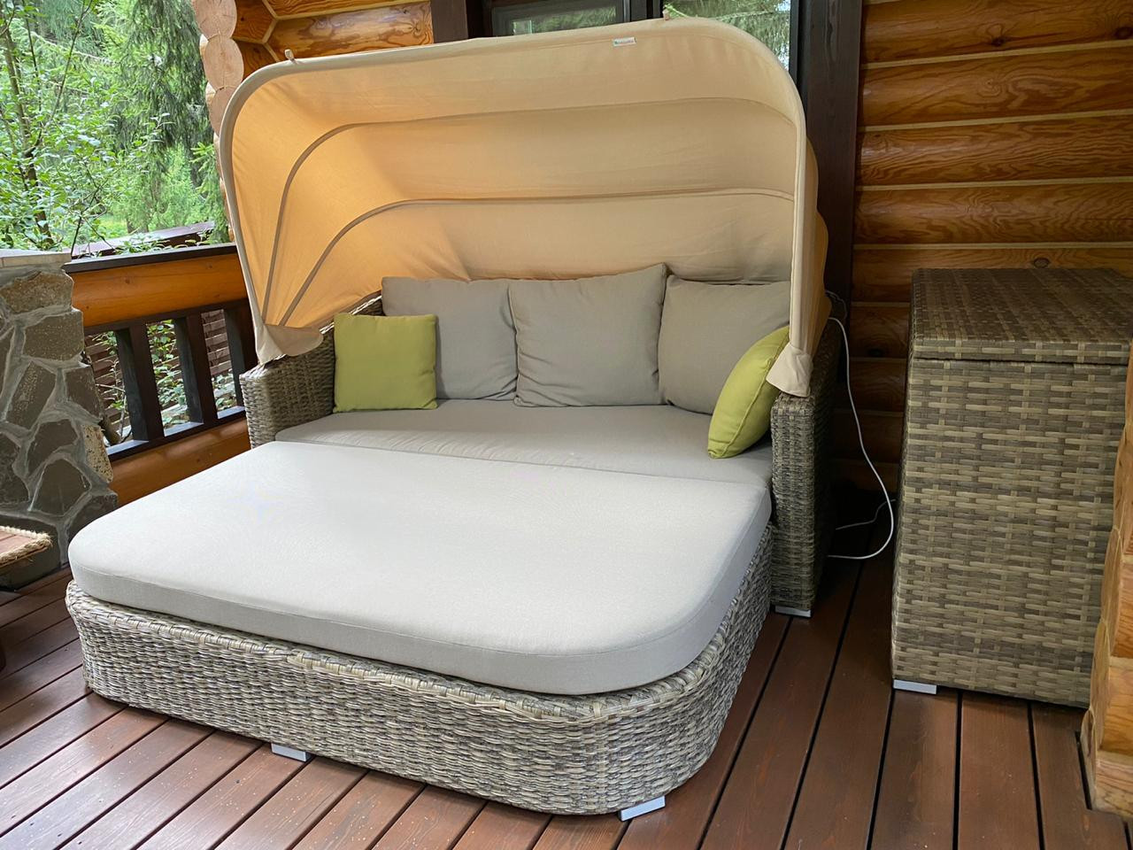 Диван-шезлонг с козырьком