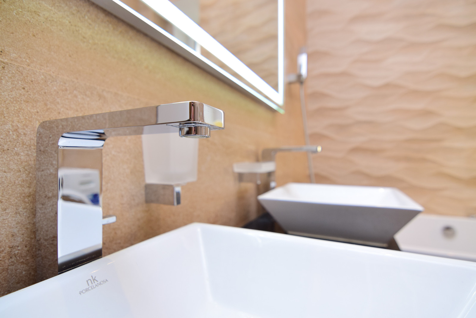 Обложка проекта: 76 квадратов белого