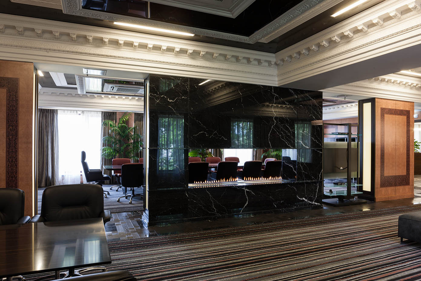 Офис с камином. Office with fireplace.