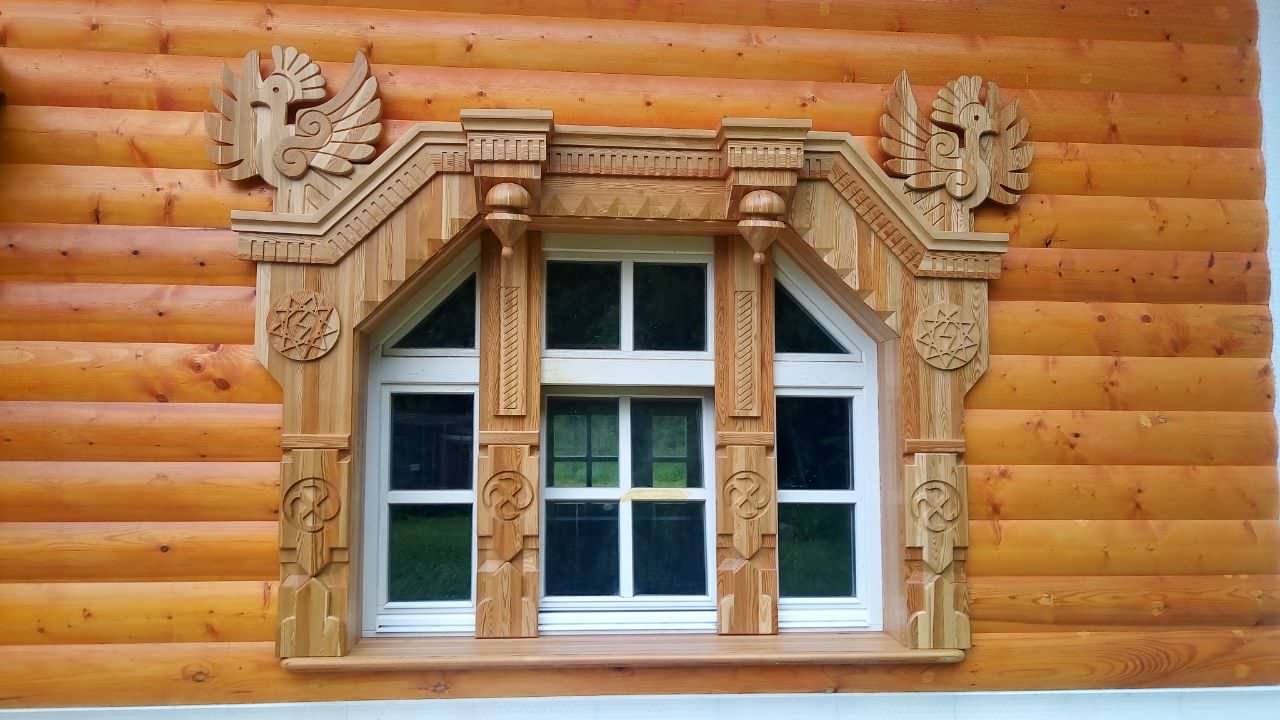 Русская усадьба. Родовое поместье. Резная обналичка оконных и дверных проемов