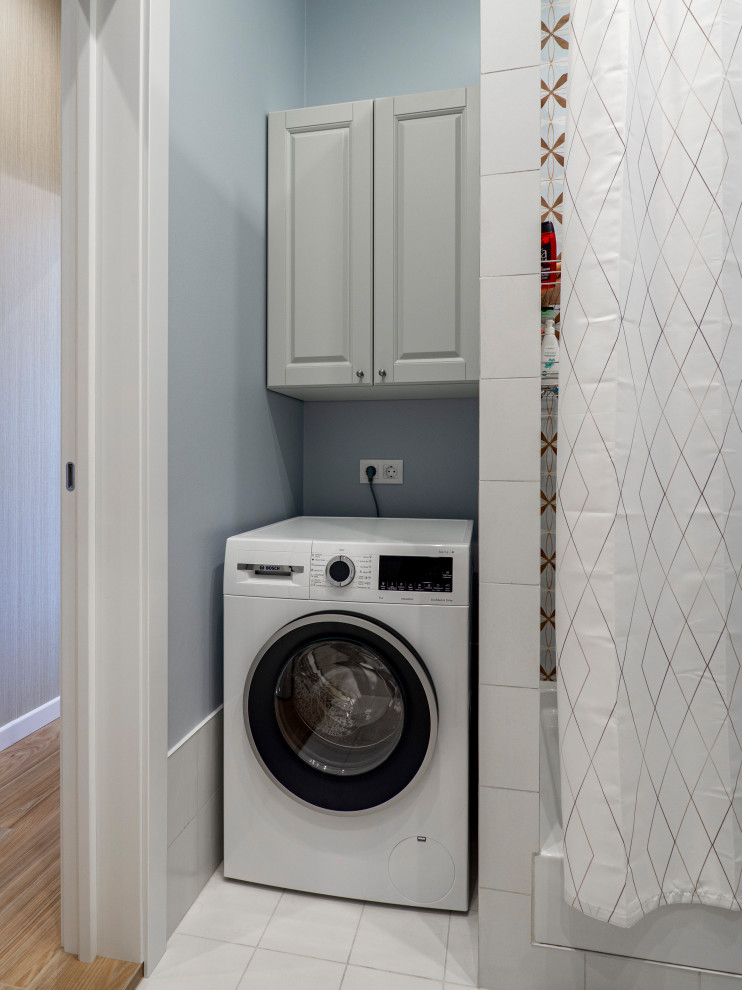 Меблировка прихожей и санузла в светло-мятном цвете