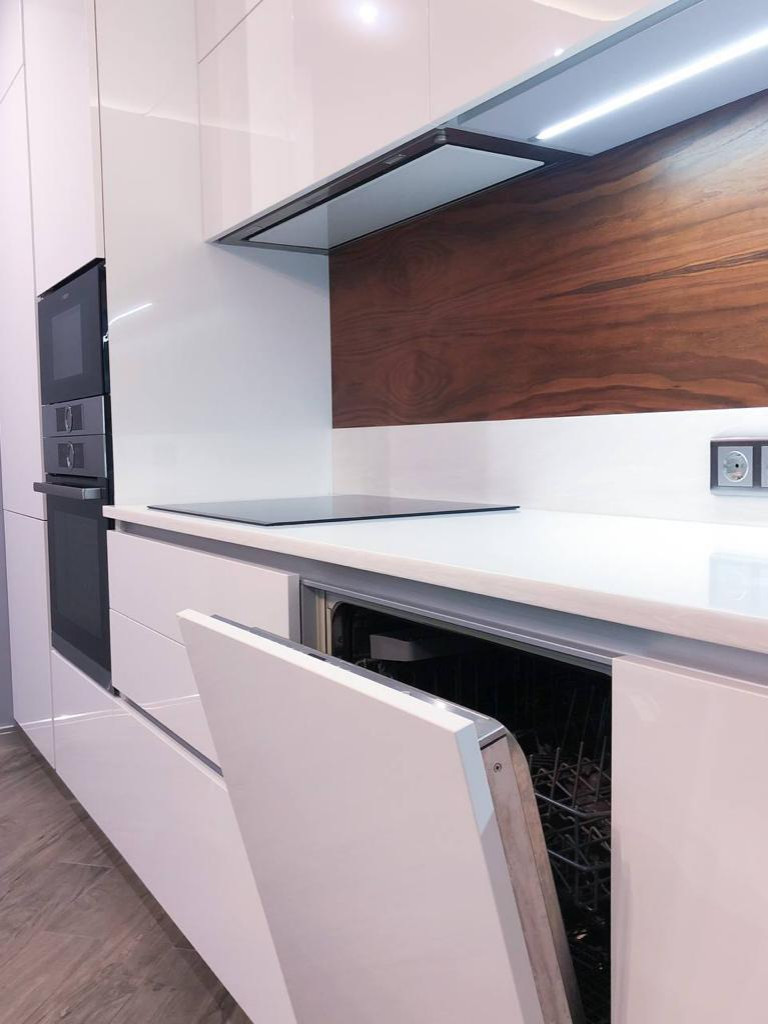 Белая островная кухня с акриловыми фасадами и шпоном в стиле минимализм.